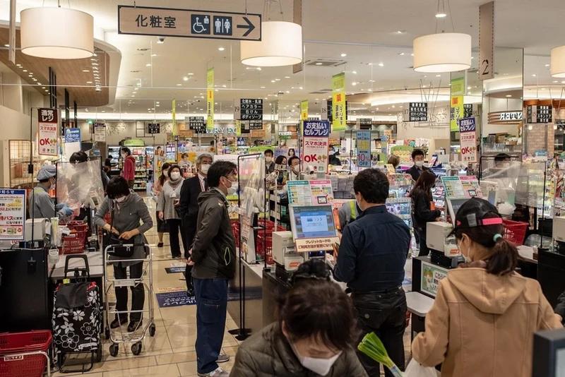 Người dân mua sắm tại một siêu thị ở Tokyo, Nhật Bản. 