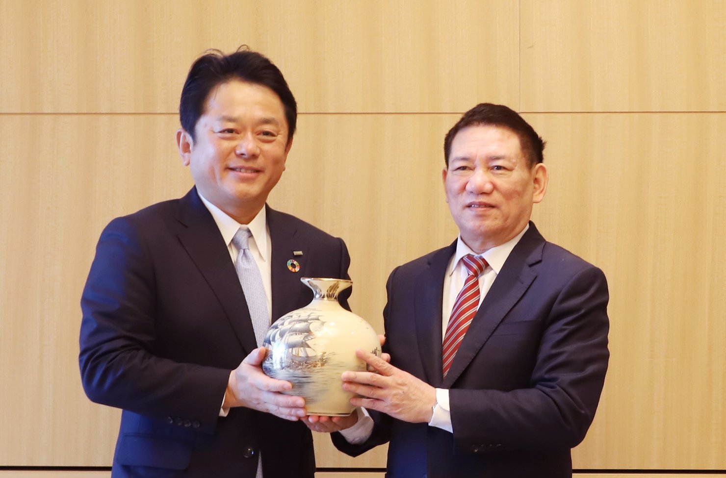Bộ trưởng Hồ Đức Phớc tặng quà lưu niệm cho ông Masahiko Kato - Chủ tịch Ngân hàng Mizuho.