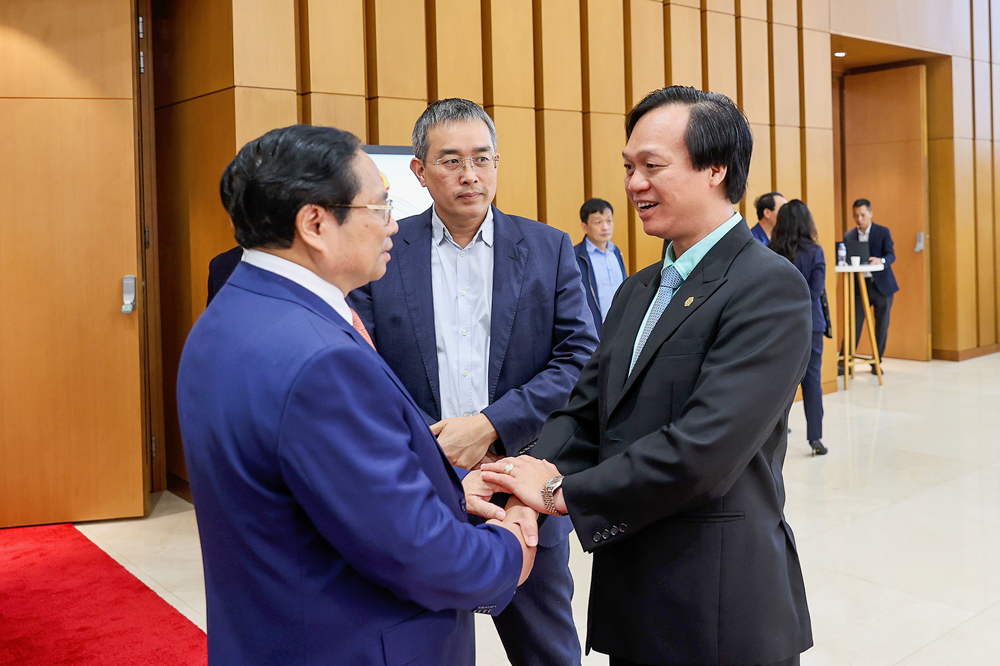 Thủ tướng Chính phủ trao đổi với ông Bùi Quang Anh Vũ tại Hội nghị