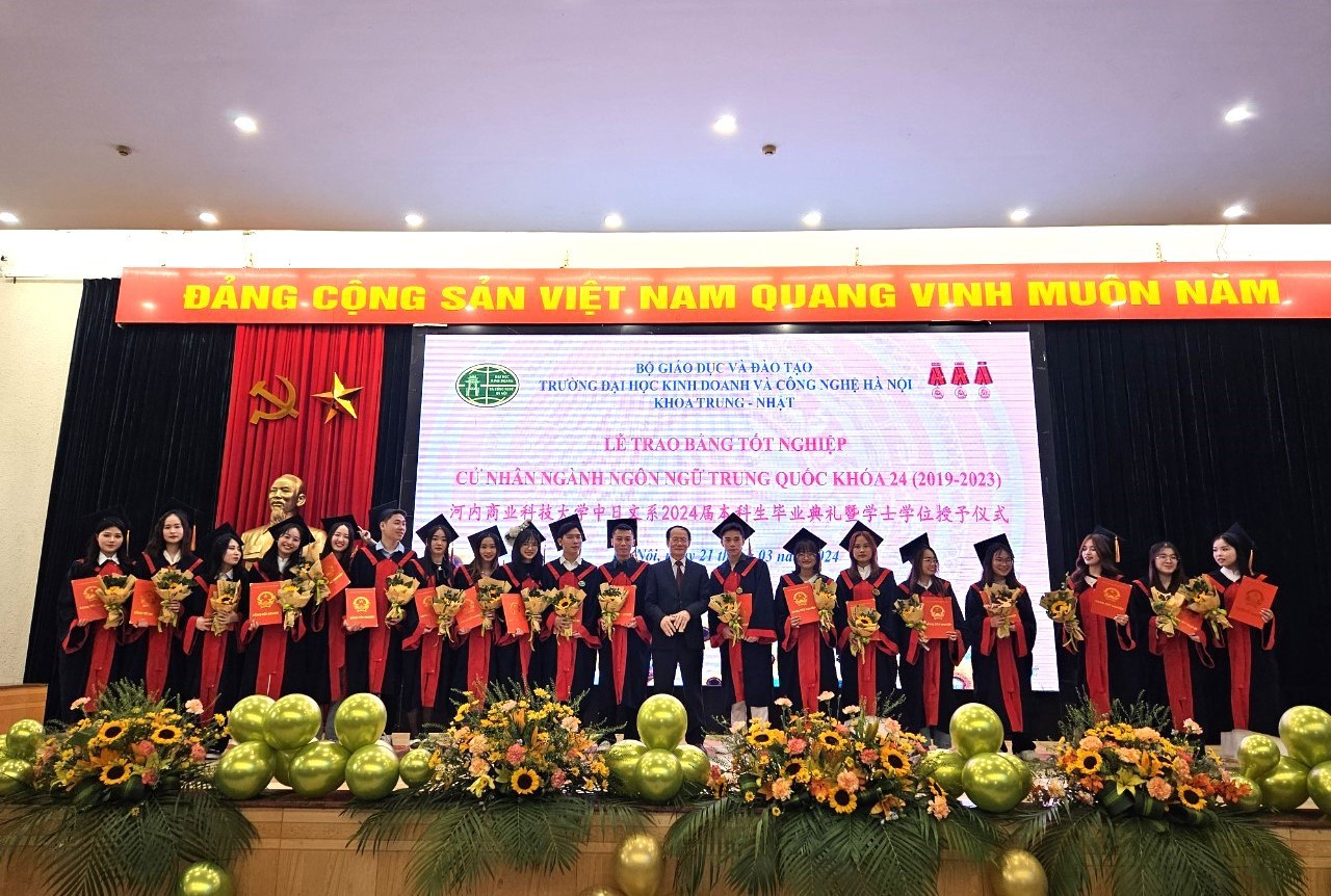 GS., TS. Nguyễn Công Nghiệp, Phó Hiệu trưởng Thường trực nhà trường trao Bằng cử nhân cho các sinh viên tốt nghiệp ngành Ngôn ngữ Trung Quốc khóa 24.