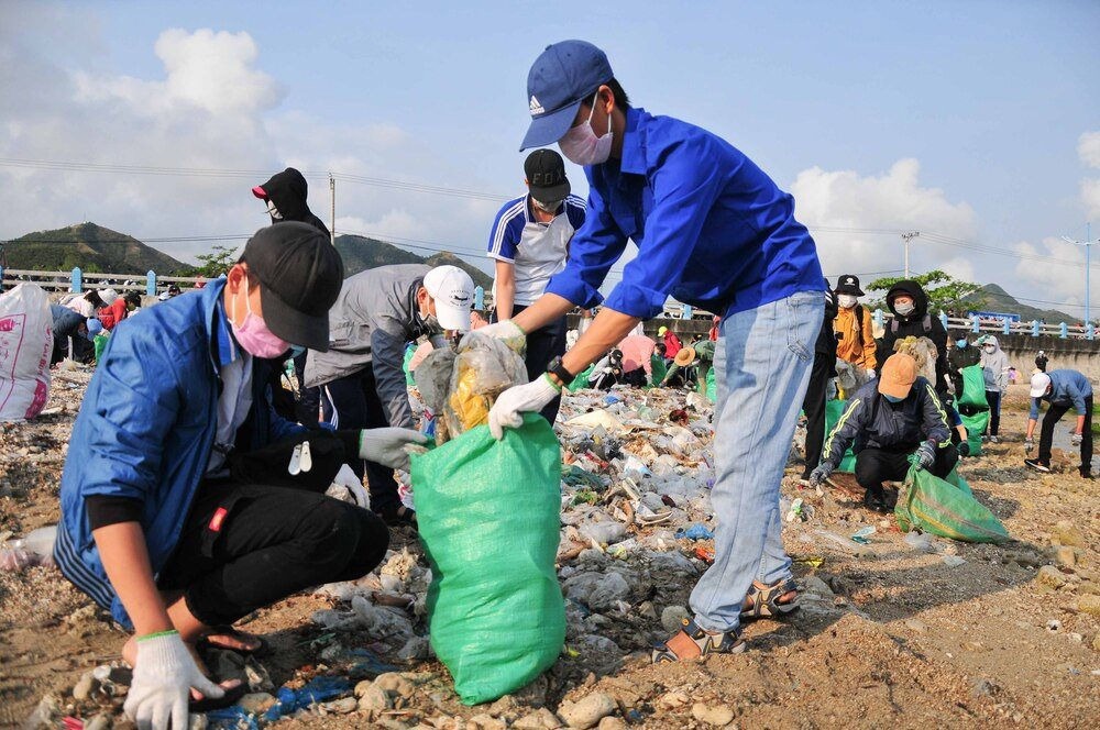 Đoàn viên thanh niên tham gia hoạt động thu gom rác thải. (Ảnh: minh họa)