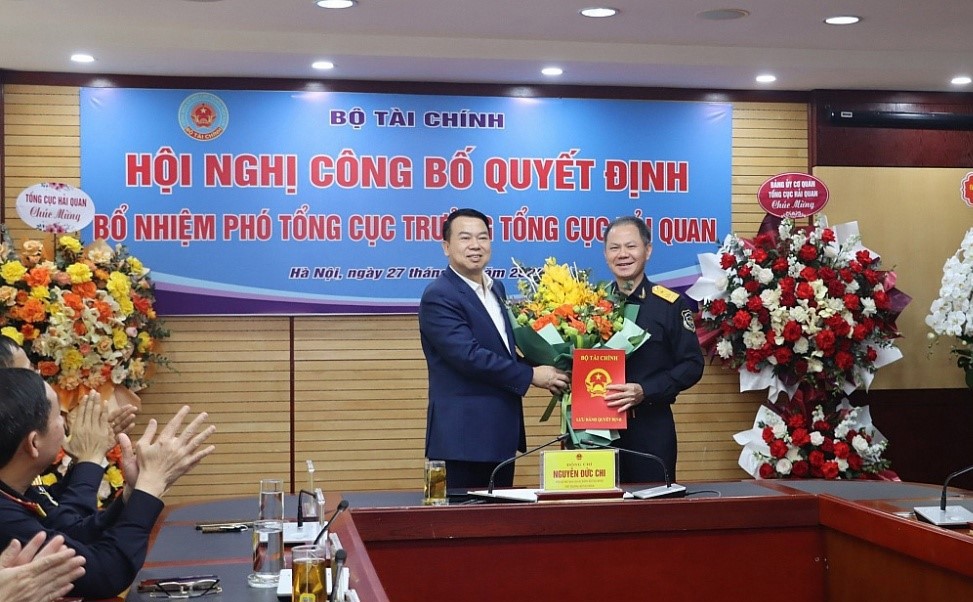 Thứ trưởng Nguyễn Đức Chi trao Quyết định, tặng hoa chúc mừng Phó Tổng cục trưởng Đinh Ngọc Thắng. 