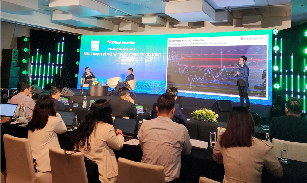 Các nhà đầu tư chứng khoán quan tâm đến lộ trình nâng hạng thị trường tại VPBankS Talk được tổ chức chiều ngày 27/3 tại TP. Hồ Chí Minh.