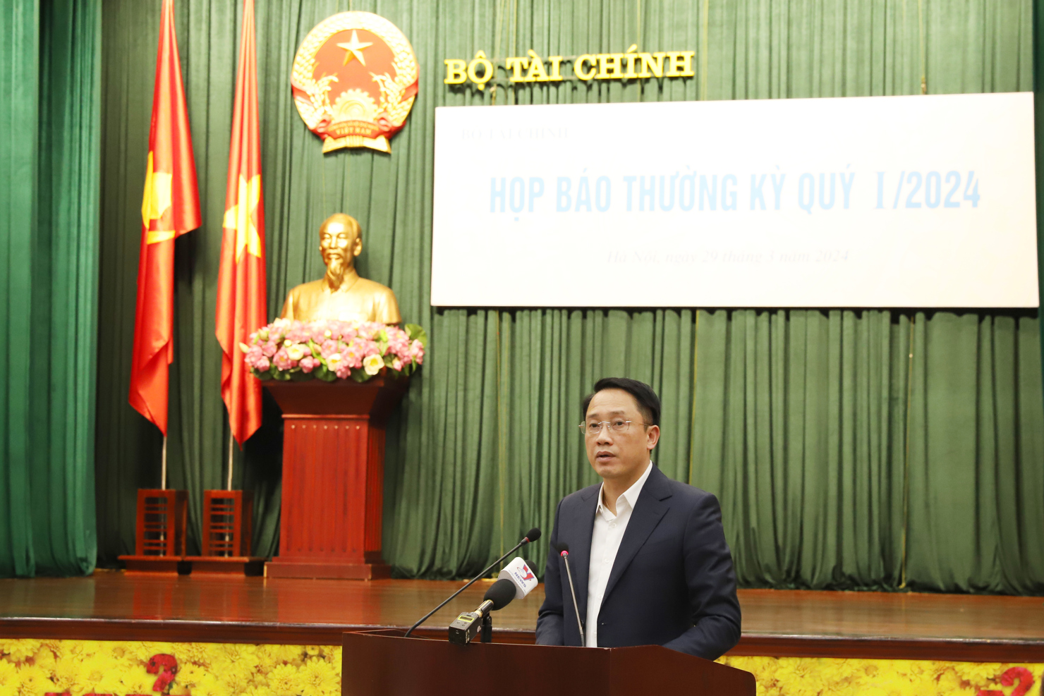Phó Tổng cục trưởng Tổng cục Thuế Mai Sơn thông tin tại buổi họp báo về các vấn đề báo chí quan tâm. 