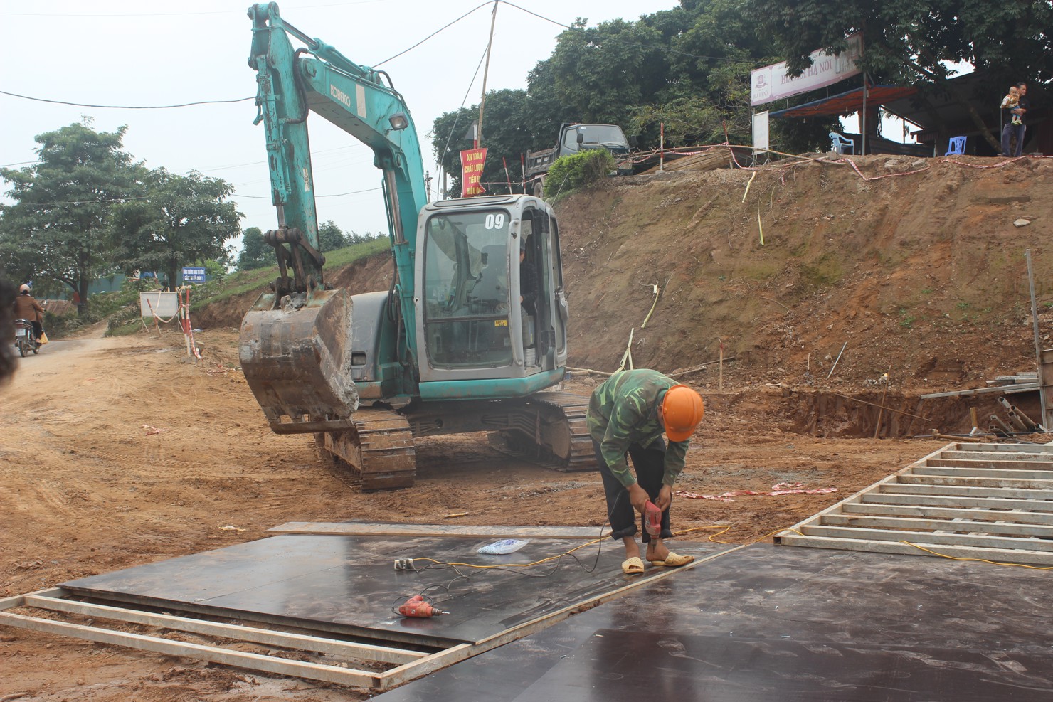 KBNN thực hiện công tác kiểm soát thanh toán các dự án đầu tư xây dựng cơ bản đảm bảo theo đúng danh mục dự án và kế hoạch vốn. Ảnh: Thùy Linh.