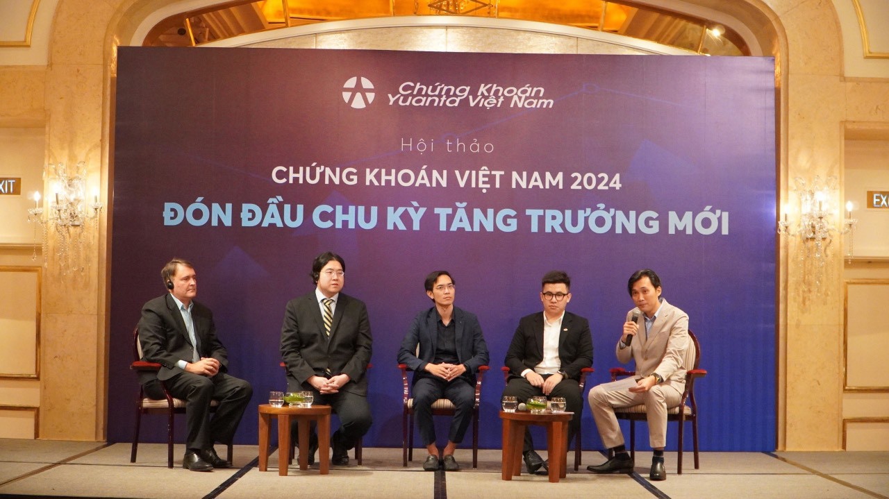 Ông Matthew Smith (ngoài cùng bên trái) - Giám đốc nghiên cứu và phân tích khối khách hàng tổ chức, Công ty chứng khoán Yuanta Việt Nam. Ảnh: HC