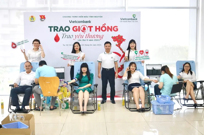 Ông Nguyễn Như Tưởng - Giám đốc Vietcombank Nam Sài Gòn (đứng giữa) cùng BCH Công đoàn, Đoàn cơ sở Chi nhánh hưởng ứng chương trình