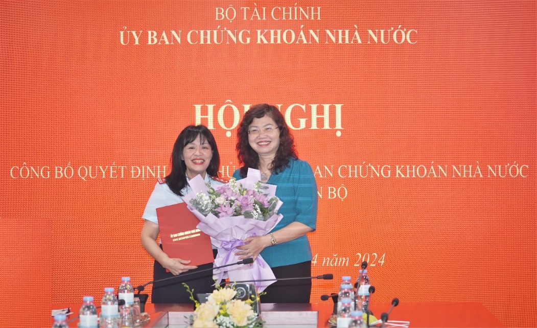 Chủ tịch UBCKNN Vũ Thị Chân Phương trao Quyết định bổ nhiệm cho đồng chí Phạm Thị Thanh Hương, tân Chánh Thanh tra UBCKNN. 