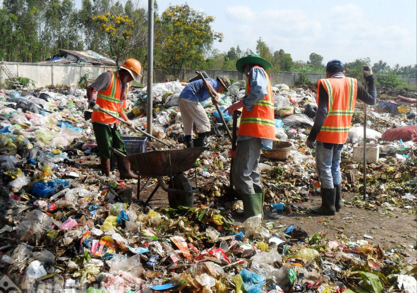 Nhà nước khuyến khích, tạo điều kiện cho tổ chức, cá nhân đầu tư, tham gia cung cấp dịch vụ ứng phó sự cố chất thải.