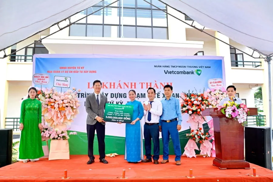 Ông Nguyễn Xuân Cao Cường - Giám đốc Vietcombank Hải Dương (đứng ngoài cùng bên trái) trao biển tài trợ công trình Trạm y tế xã An Thanh, huyện Tứ Kỳ, tỉnh Hải Dương