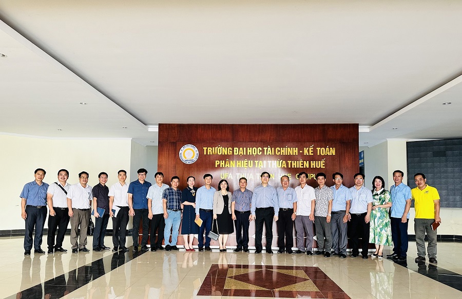 Đoàn công tác của UFM làm việc tại UFA phân hiệu Thừa Thiên - Huế.
