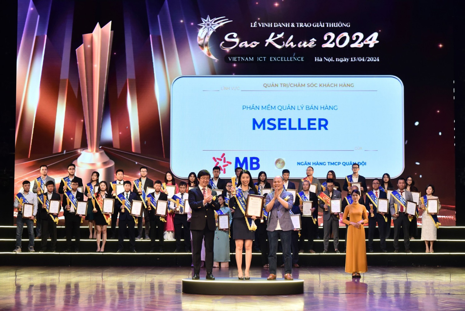 Đại diện lãnh đạo MB nhận giải Sao Khuê 2024.