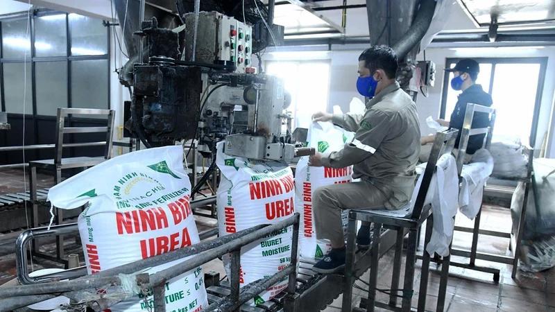 Sản xuất đạm urea tại Nhà máy Ðạm Ninh Bình thuộc Tập đoàn Hóa chất Việt Nam. Ảnh: Thanh Giang