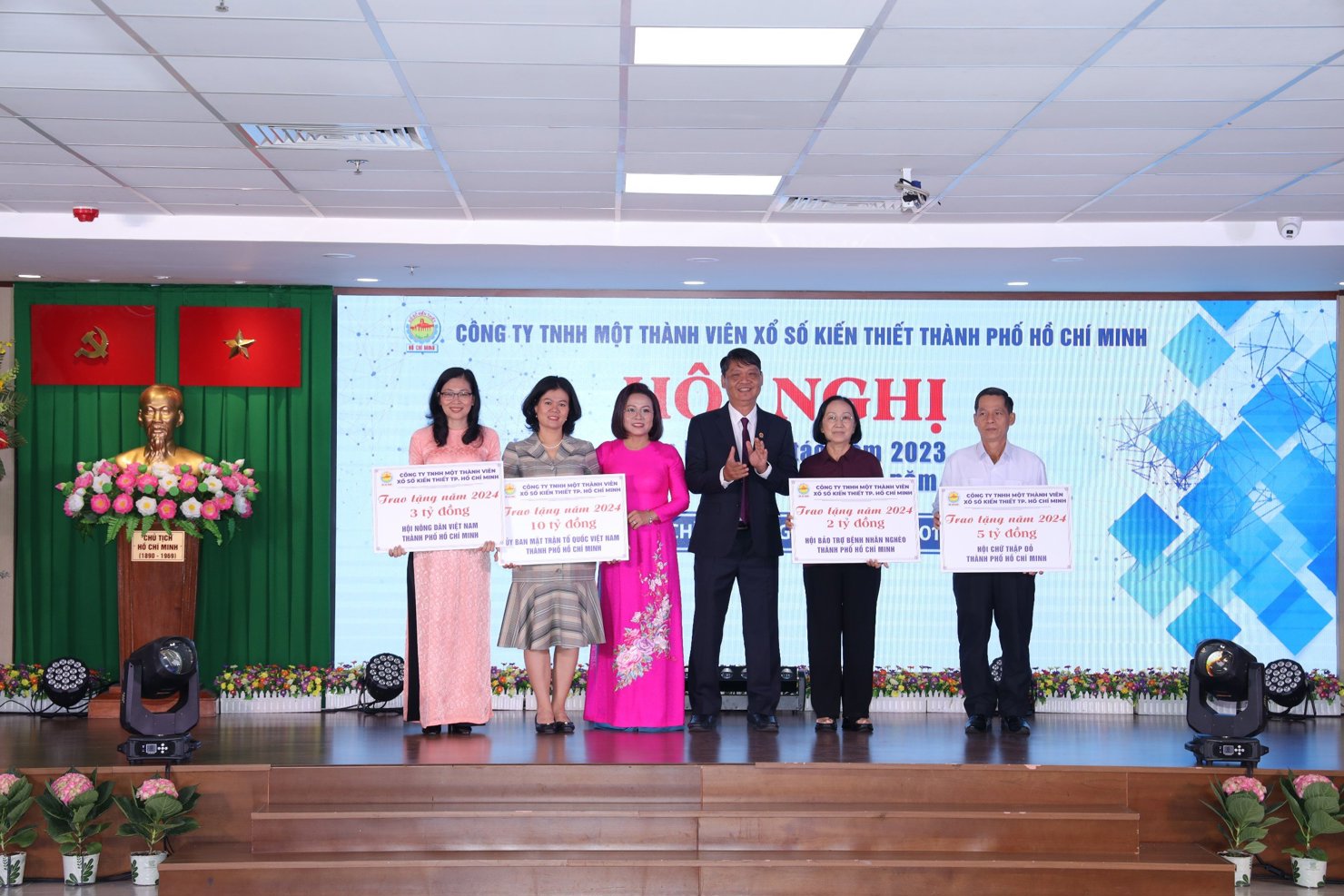 Công ty TNHH MTV Xổ số Kiến thiết thành phố Hồ Chí Minh chung tay, cùng Ủy ban Mặt trận Tổ quốc Việt Nam thành phố, Hội Bảo trợ Bệnh nhân nghèo thành phố, Hội Nông dân Việt Nam thành phố và Hội Chữ Thập đỏ Thành phố thực hiện công tác từ thiện-an sinh-xã hội trong năm 2024.