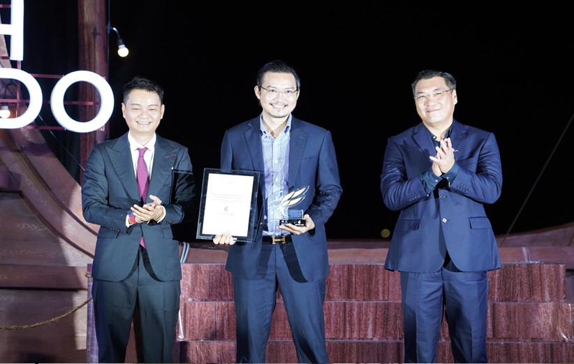 Đại diện Vietnam Land, CEO Trương Văn Trung (đứng giữa) nhận chứng nhận Đại lý phân phối chính thức (F1) của dự án Libera Nha Trang.