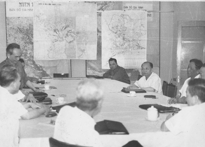 Một cuộc họp của Bộ Chính trị tại Tổng Hành dinh Quân đội Nhân dân Việt Nam (Nhà D67) quyết định đặt tên Chiến dịch Sài Gòn - Gia Định là Chiến dịch Hồ Chí Minh. Nguồn: baovanhoa.vn