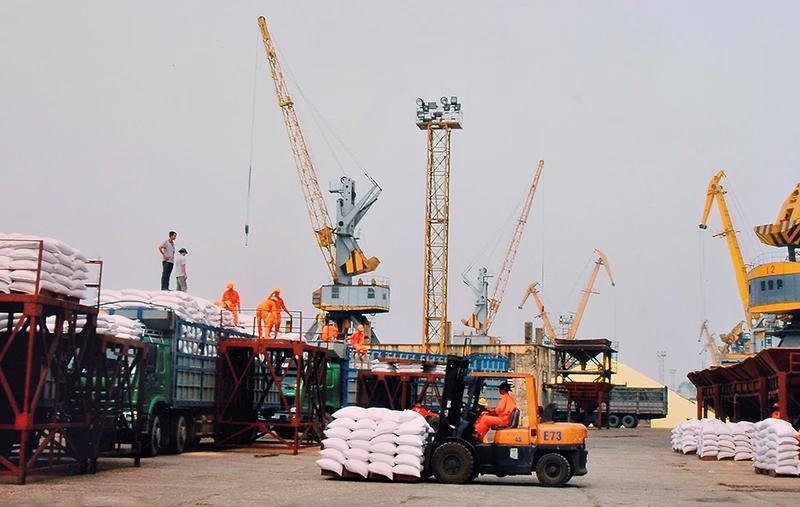 Bốc dỡ hàng hóa tại cảng Chùa Vẽ, Hải Phòng. Ảnh: Nam Anh