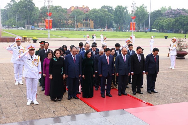 Đoàn đại biểu lãnh đạo Đảng, Nhà nước, Ủy ban Trung ương Mặt trận Tổ quốc Việt Nam bày tỏ lòng biết ơn vô hạn, thành kính tưởng nhớ công lao to lớn của Chủ tịch Hồ Chí Minh đối với sự nghiệp cách mạng của Đảng và dân tộc ta - Ảnh: VGP/Nhật Bắc