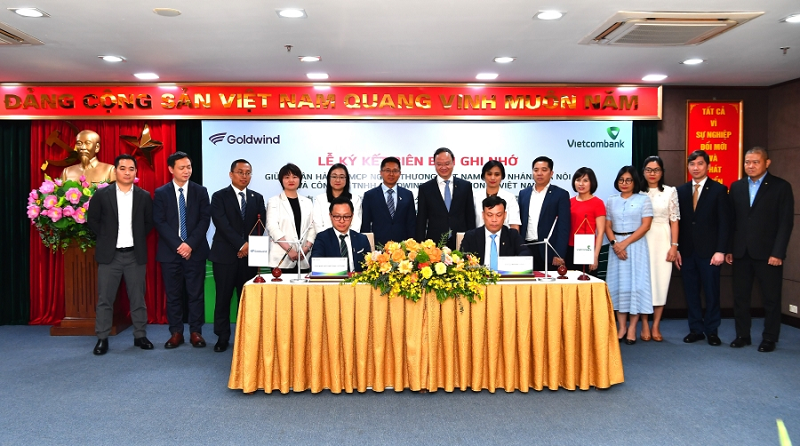 Ông Lê Ngọc Thái - Giám đốc Vietcombank Hà Nội và ông Nguyễn Thọ Quế - Giám đốc Tài chính Goldwind Việt Nam, (ngồi bên trái) ký kết thỏa thuận hợp tác giữa hai bên