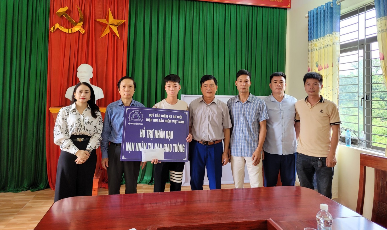Đại diện Quỹ Bảo hiểm xe cơ giới trao hỗ trợ nhân đạo cho gia đình nạn nhân Giáp Thị Liên và Vi Thị Định.