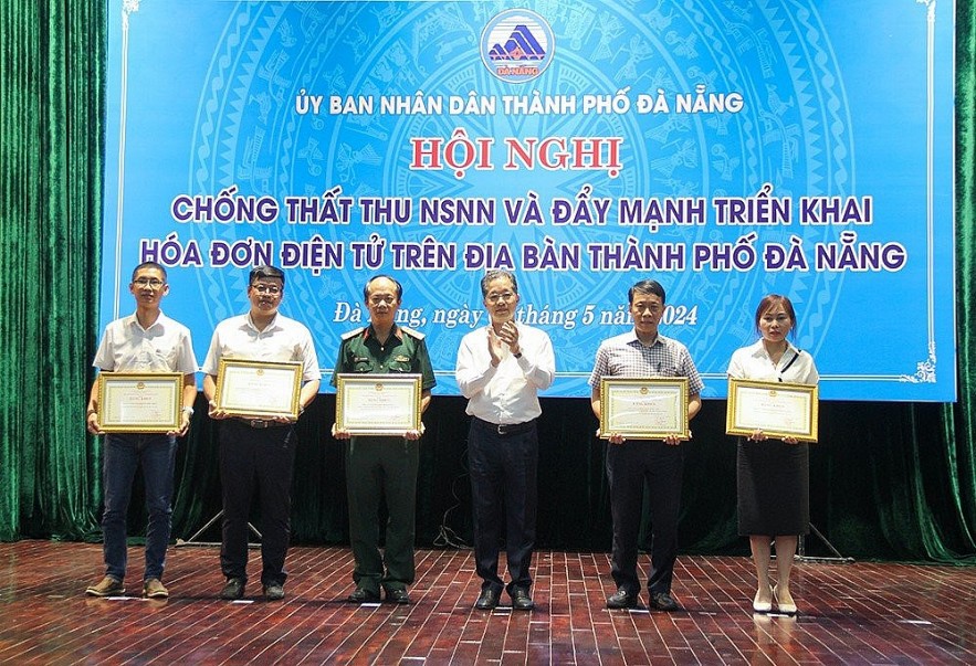 Các tập thể thuộc Cục Thuế Đà Nẵng nhận bằng khen của Thành ủy TP. Đà Nẵng về thành tích nộp ngân sách lớn trong năm 2023.