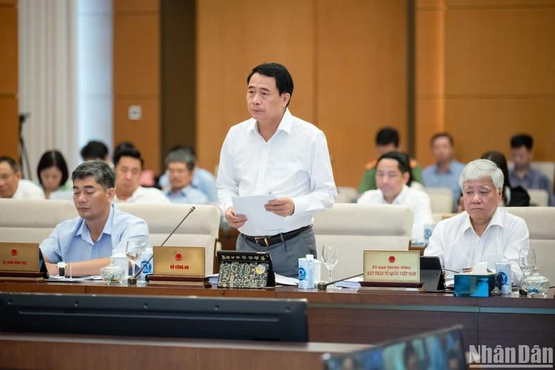 Trung tướng Lê Quốc Hùng, Thứ trưởng Bộ Công an phát biểu tại phiên họp. Ảnh: Duy Linh