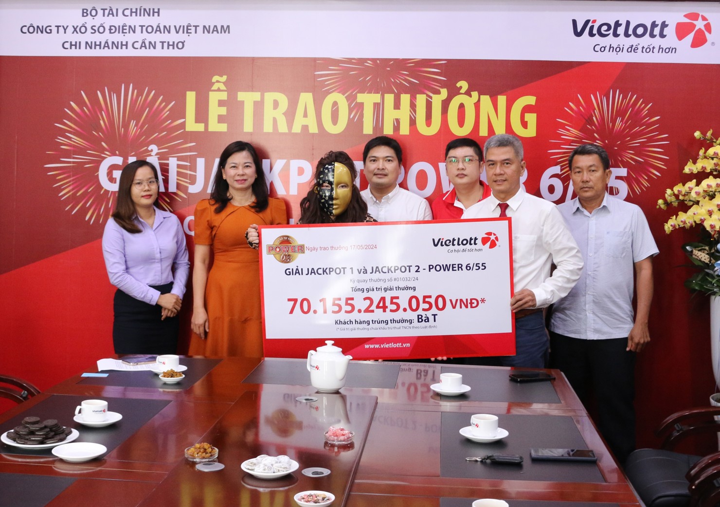 Chị T. nhận giải Jackpot 1 và Jackpot 2 xổ số tự chọn Power 6/55 kỳ QSMT số 1032. Ảnh: Vietlott