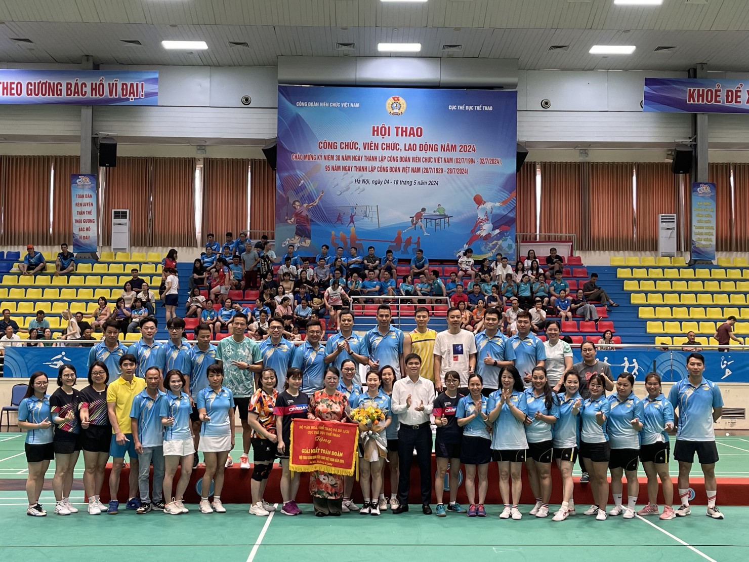 Chủ tịch Công đoàn Bộ Tài chính Ngô Thị Nhung cùng các vận động viên nhận Giải Nhất toàn Đoàn Hội thao Công đoàn Viên chức Việt Nam năm 2024.
