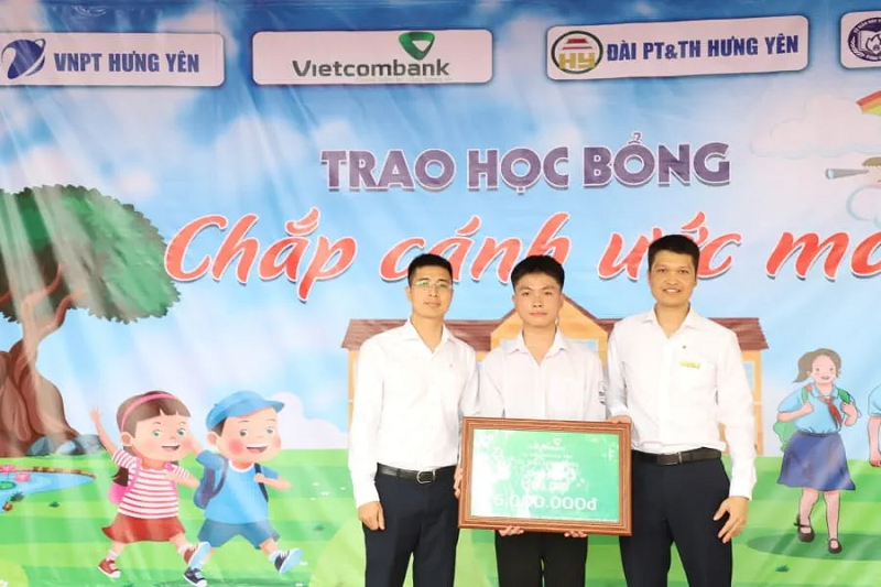 Đại diện Vietcombank trao học bổng tới em Nguyễn Quang Thắng.