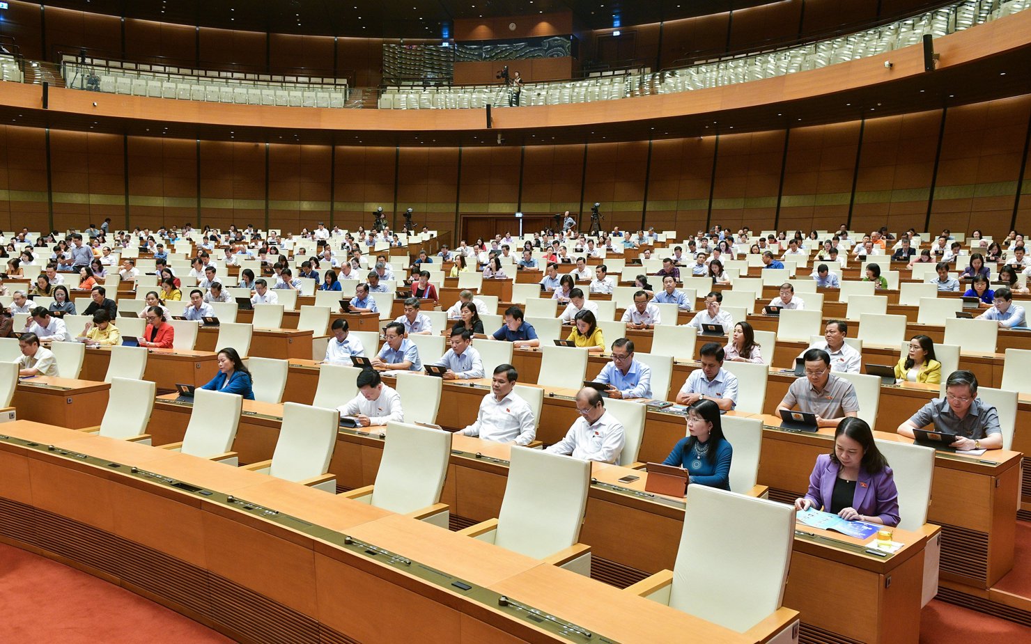 Nhiều đại biểu quan tâm đến vấn đề đầu tư công tại phiên họp.