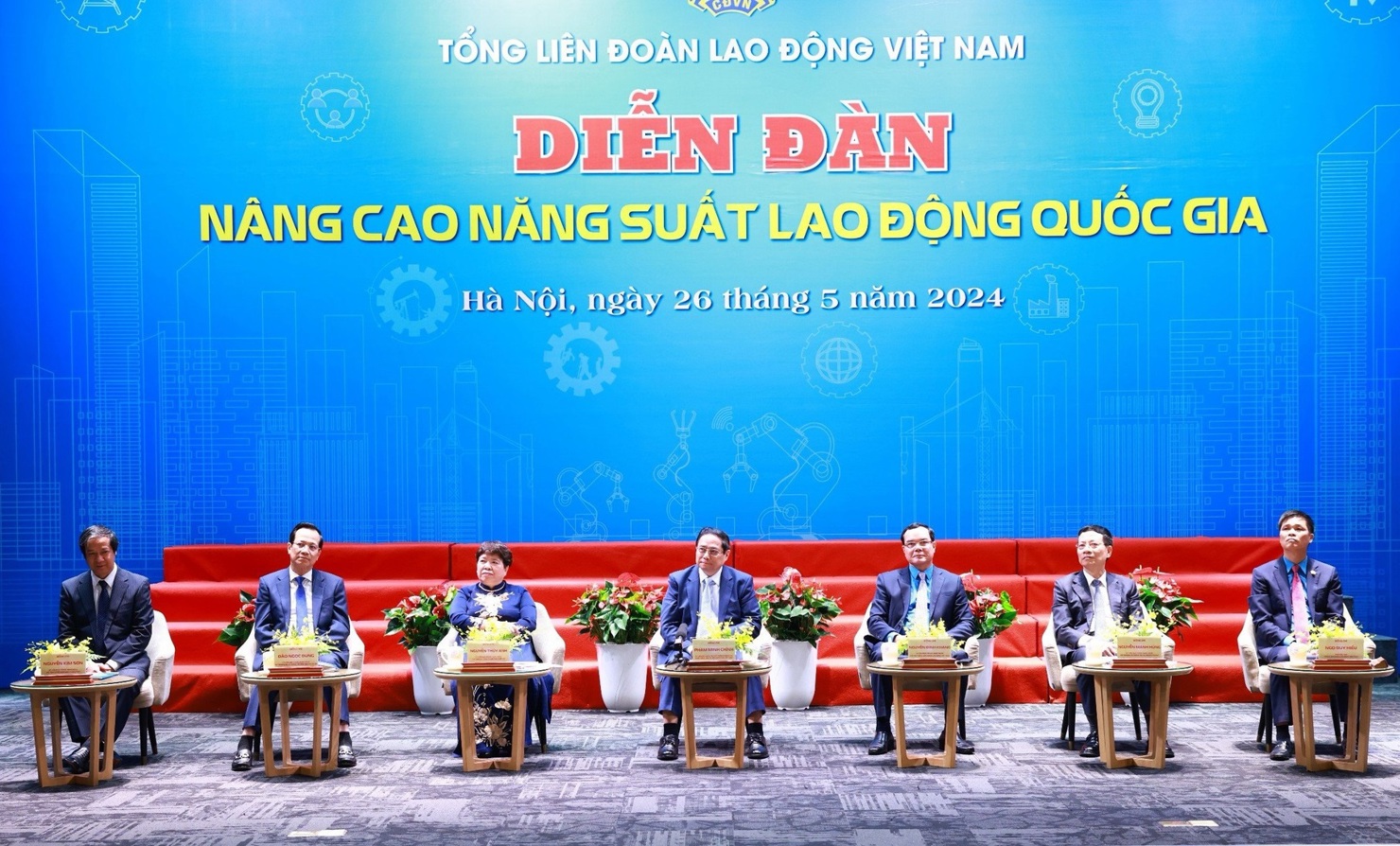 Thủ tướng Phạm Minh Chính và các đại biểu tham dự Diễn đàn "Nâng cao năng suất lao động Quốc gia năm 2024". Ảnh: VGP/Nhật Bắc.