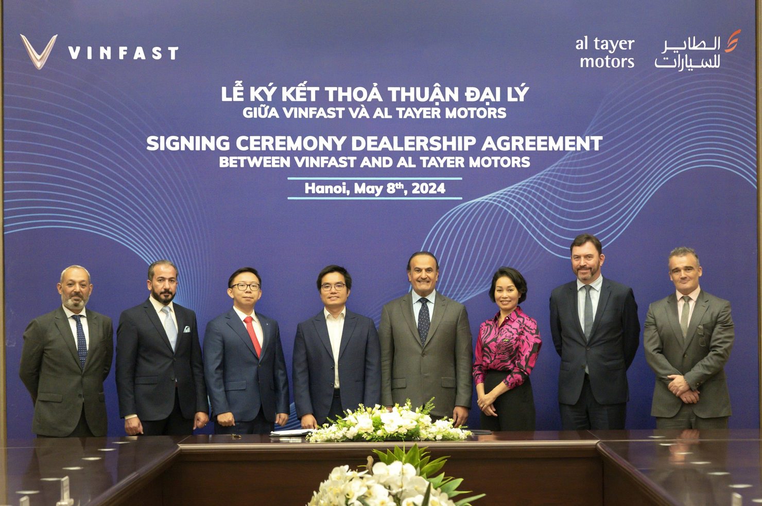 Ông Tạ Xuân Hiển, Tổng Giám đốc VinFast Trung Đông (Đứng thứ 4 từ bên trái), và ông Saeed Al Tayer, Tổng Giám đốc Al Tayer Motors (Đứng thứ 4 từ bên phải), cùng đại diện hai bên tại lễ ký kết. Ảnh: VFS