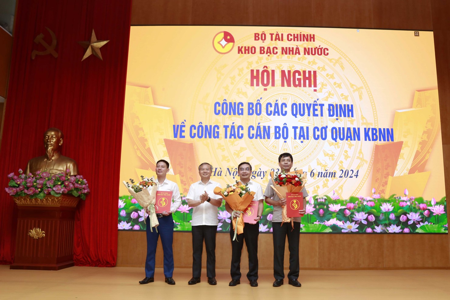 Ông Nguyễn Quang Vinh trao quyết định điều động, bổ nhiệm cho 3 lãnh đạo cấp vụ, cục. Ảnh: KBNN.