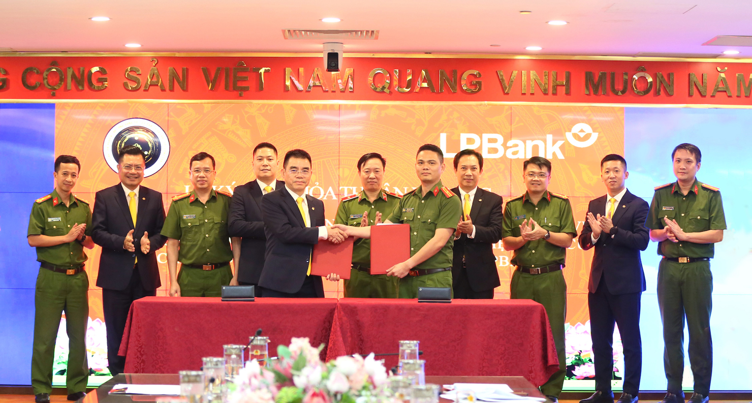 Giám đốc Trung tâm RAR  - Thiếu tá Trần Duy Hiển (bên phải) và Phó Chủ tịch HĐQT kiêm Tổng giám đốc LPBank Hồ Nam Tiến (bên trái) cùng lãnh đạo hai Bên thực hiện ký kết thoả thuận hợp tác