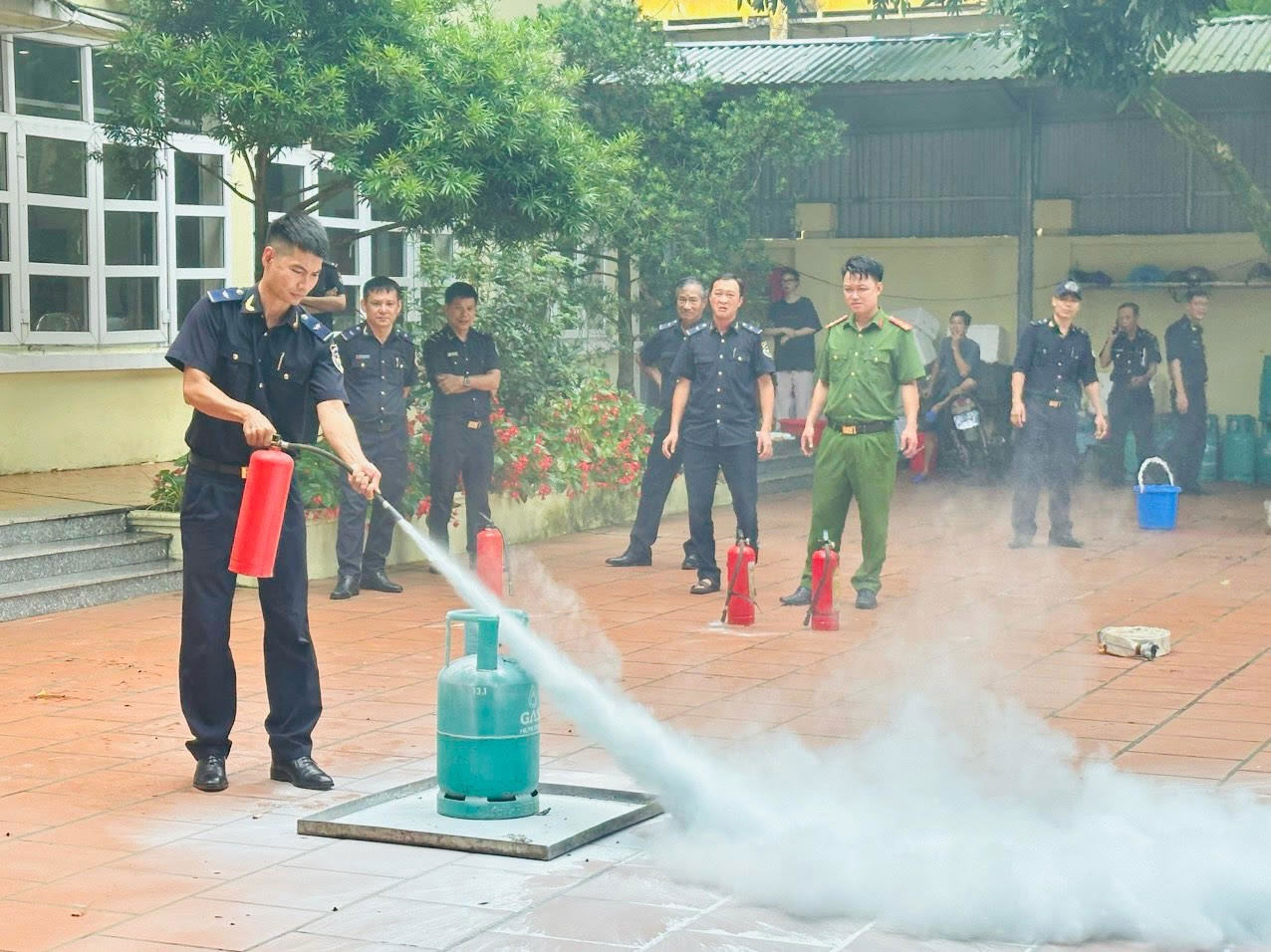 Hải quan cửa khẩu cảng Vạn Gia thực hành phương án phòng cháy chữa cháy.