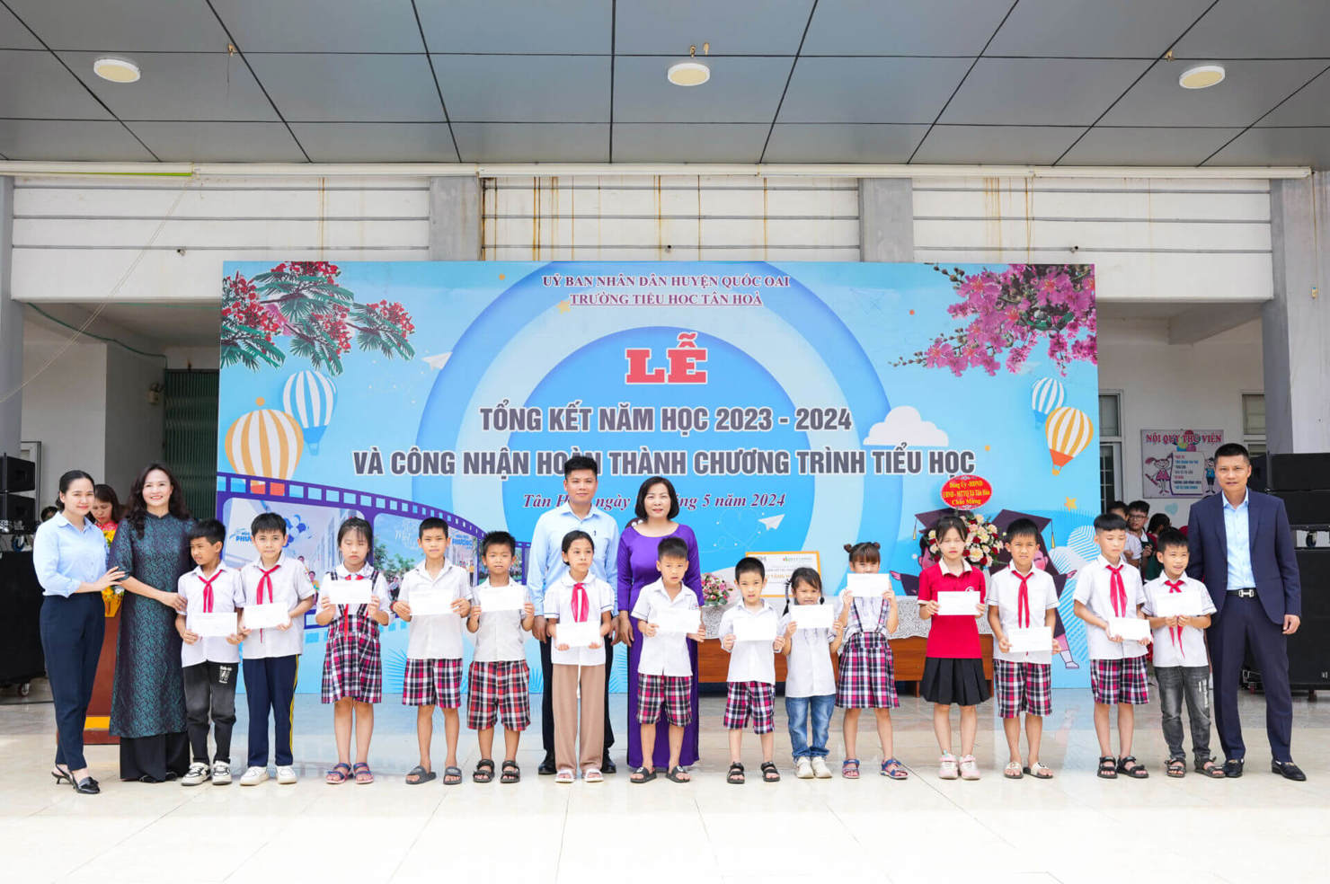 Ông Đoàn Kiên - Tổng Giám đốc BSH cùng thầy cô trường Tiểu học Tân Hoà, Quốc Oai, Hà Nội trao tặng học bổng cho các em học sinh có hoàn cảnh khó khăn.