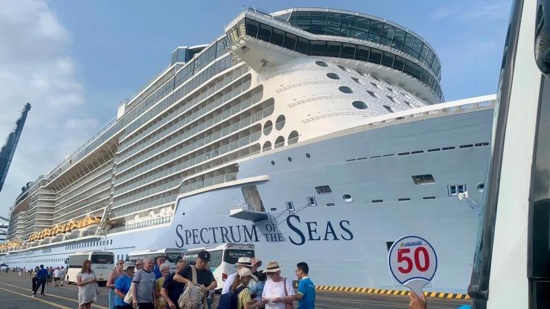Tàu biển quốc tế Spectrum of the Seas chở hơn 4.000 du khách đa quốc tịch đã cập cảng Tân Cảng-Cái Mép, thị xã Phú Mỹ (Bà Rịa-Vũng Tàu), sáng 20/2/2024