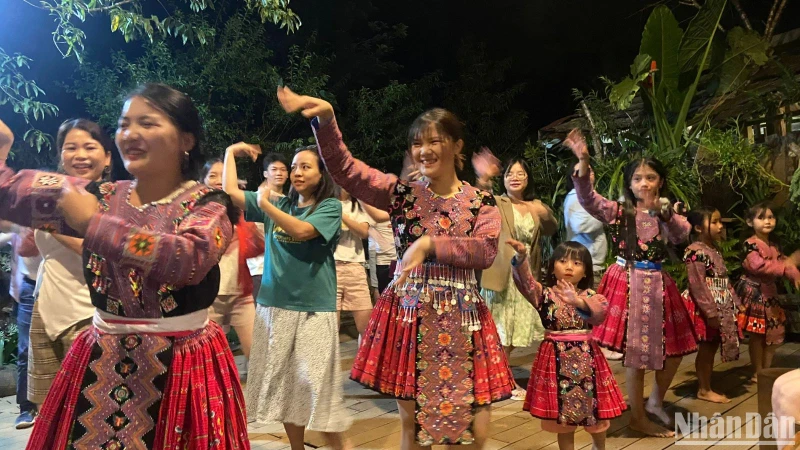 Khách du lịch trải nghiệm điệu múa đặc trưng của người Mông tại điểm du lịch thuộc xã Vân Hồ, huyện Vân Hồ, tỉnh Sơn La.