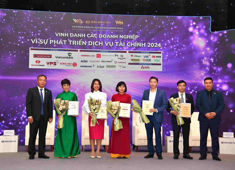 Bà Đậu Thị Kim Nhung - Trưởng phòng Marketing Bán lẻ (thứ 2 từ trái sang) đại diện Vietcombank nhận giải “Doanh nghiệp Vì sự phát triển dịch vụ tài chính”