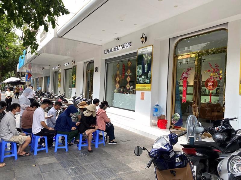 Người dân chờ mua vàng tại VietinBank 81 Phố Huế, Hà Nội.