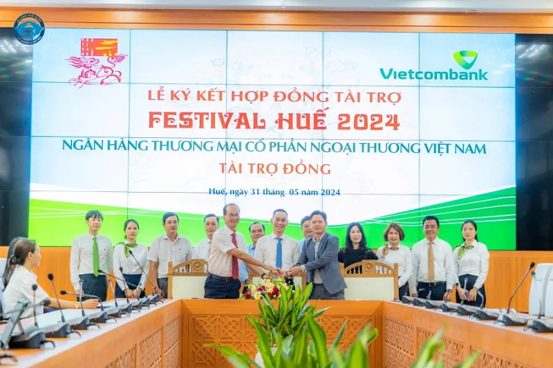 Ông Vũ Văn Hòa - Phó Giám đốc phụ trách điều hành Vietcombank Huế (đứng giữa) thay mặt Ban lãnh đạo Vietcombank ký kết hợp đồng quảng cáo thương hiệu tại Festival Huế 2024