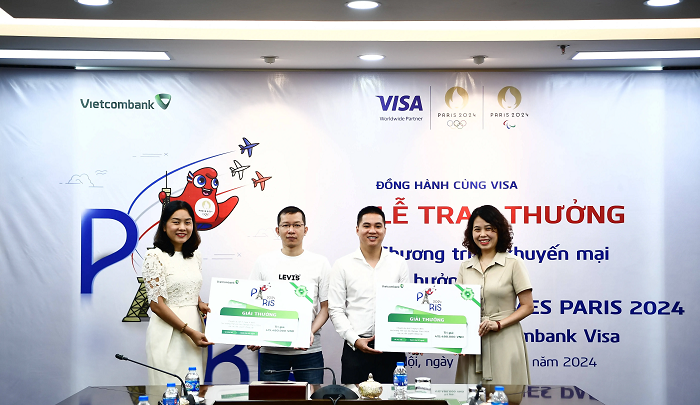 Bà Nguyễn Thị Như Quỳnh - Phó Giám đốc Vietcombank Hà Nội (ngoài cùng bên trái) và bà Ngô Thị Thu Hương - Phó Trưởng phòng Marketting Bán lẻ Trụ sở chính (ngoài cùng bên phải) trao giải thưởng cho 2 khách hàng