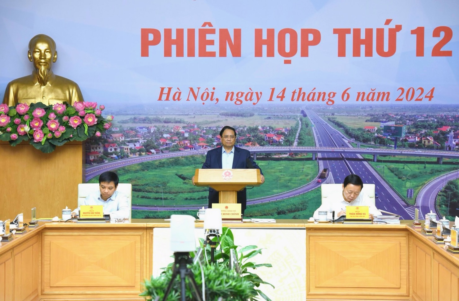 Thủ tướng Chính phủ phát biểu tại Phiên họp thứ 12 của Ban Chỉ đạo Nhà nước các công trình, dự án quan trọng quốc gia, trọng điểm ngành giao thông vận tải. Ảnh: VGP/Nhật Bắc