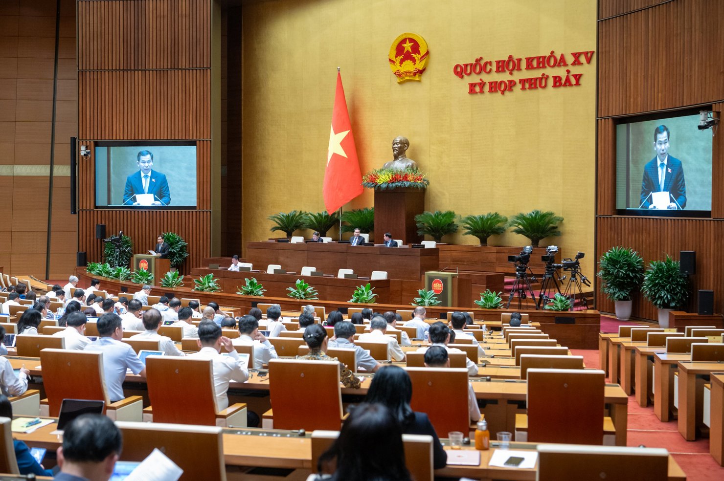 Chủ nhiệm Ủy ban Tài chính Ngân sách Lê Quang Mạnh trình bày Báo cáo thẩm tra dự án Luật Thuế giá trị gia tăng (sửa đổi) trước Quốc hội.