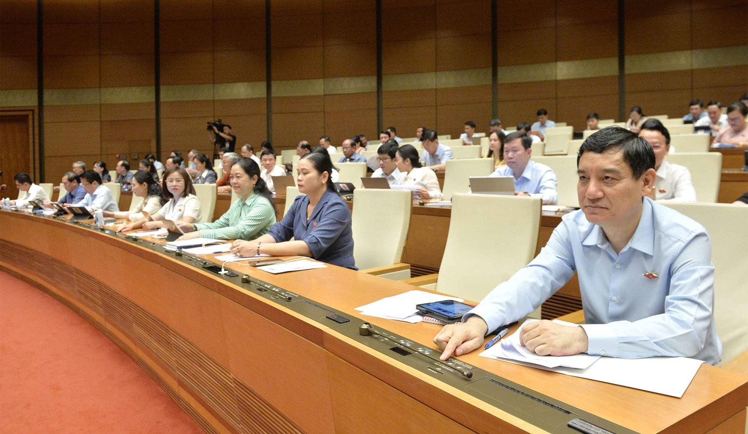 Các đại biểu bấm nút thông qua Nghị quyết về việc thành lập Đoàn giám sát chuyên đề của Quốc hội năm 2025. 
