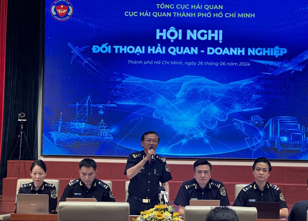 Lãnh đạo Cục Hải quan TP. Hồ Chí Minh giải đáp vướng mắc cho doanh nghiệp. Ảnh: TS