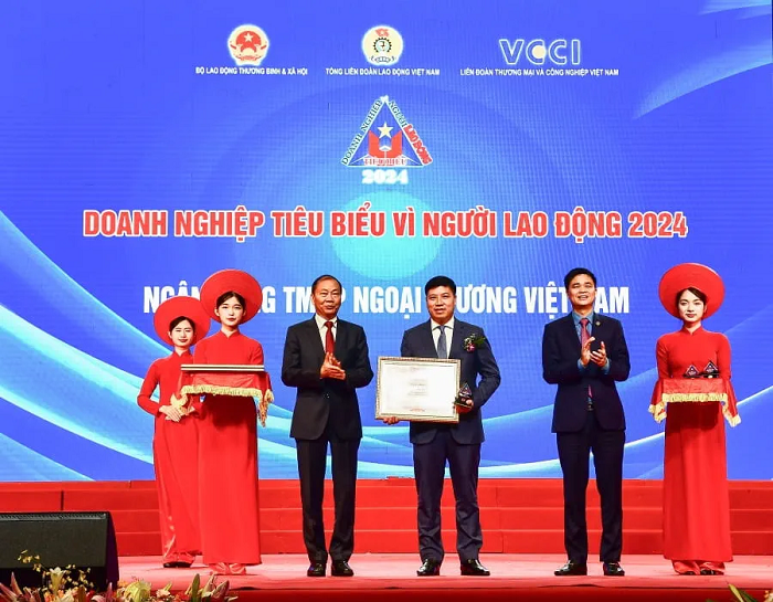 Đại diện Vietcombank, ông Hồng Quang - Thành viên HĐQT, Giám đốc Khối Nhân sự nhận vinh danh "Doanh nghiệp tiêu biểu vì người lao động" 