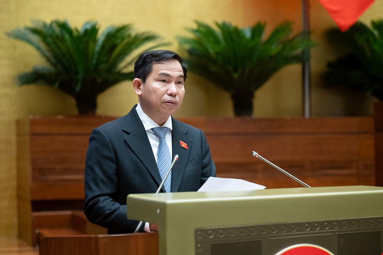 Chủ nhiệm Ủy ban Tài chính, Ngân sách của Quốc hội Lê Quang Mạnh báo cáo thẩm tra.