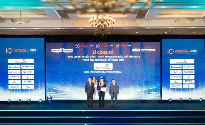 Đại diện Vietcombank nhận giải thưởng ngân hàng sáng tạo và kinh doanh hiệu quả nhất Việt Nam năm 2024 do Ban tổ chức trao tặng