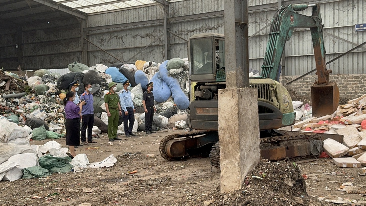 Các lực lượng chức năng giám sát tiêu hủy gần 25 tấn chân gà đông lạnh